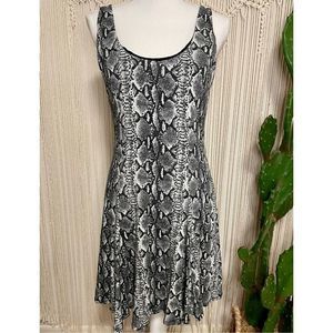 NWOT Alice + Olivia Ruffle Hem Snake Print Designer Skater Dress Size 10